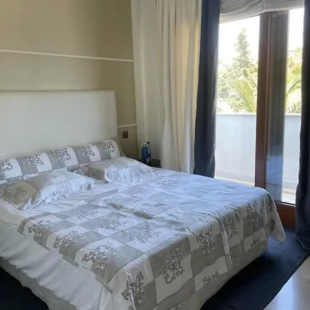 Luxurious And Light 3 Bedroom Penthouse דירה *